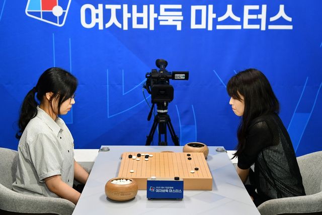 최정(왼쪽) 9단이 IBK배 결승 2국서 오정아 9단을 꺾고 1승 1패를 기록했다.