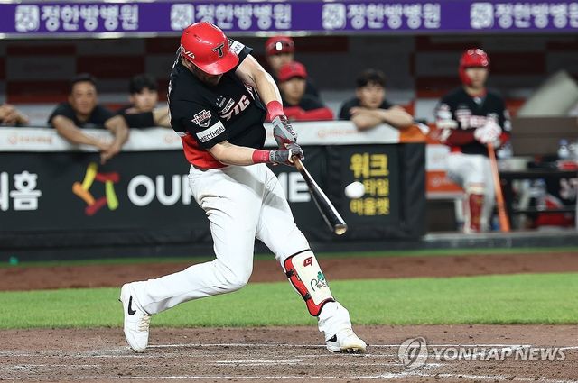 홈런 때리는 KIA의 위즈덤 