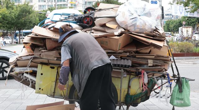 폐지 싣는 어르신