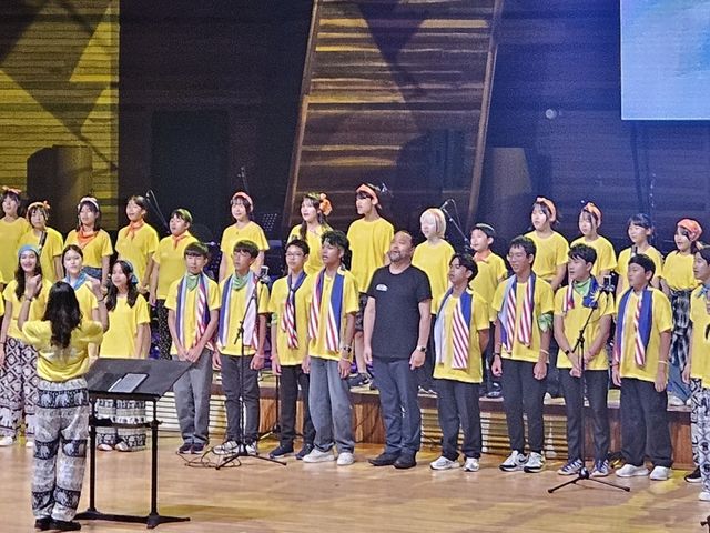 합창하는 성악가 사무엘 윤과 외국 청소년들