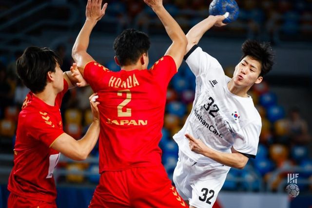 일본과 경기에서 슛을 던지는 최영우