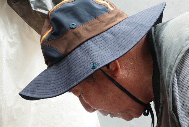 땀 흘리며 폐지 줍는 어르신