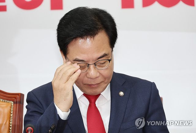 안경 고쳐쓰는 송언석 비상대책위원장