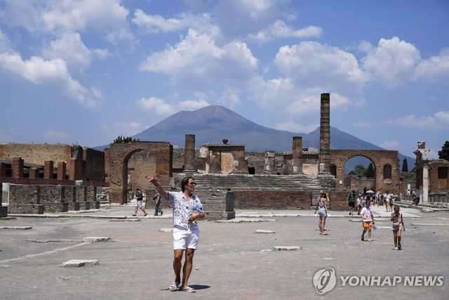 폼페이 유적 뒤로 베수비오 화산이 보인다