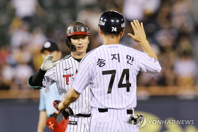 신민재, 역전 만드는 3타점 적시 2루타