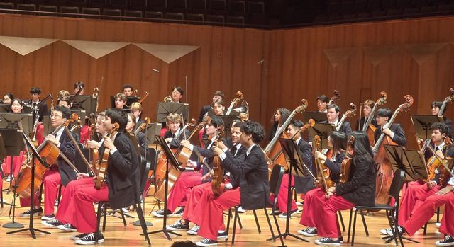 공연을 준비하는 미국 내셔널 유스 오케스트라 단원들