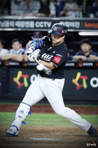 9회 역전 2점홈런을 치는 kt의 강백호