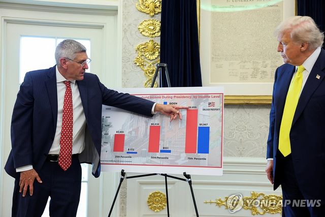 고용·소득 통계 설명 듣는 트럼프 미 대통령