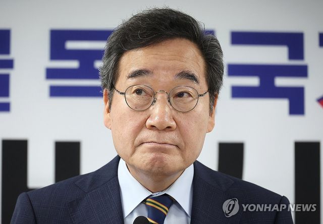 질문 받는 이낙연 상임고문