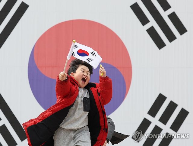 '태극기 흔들며'