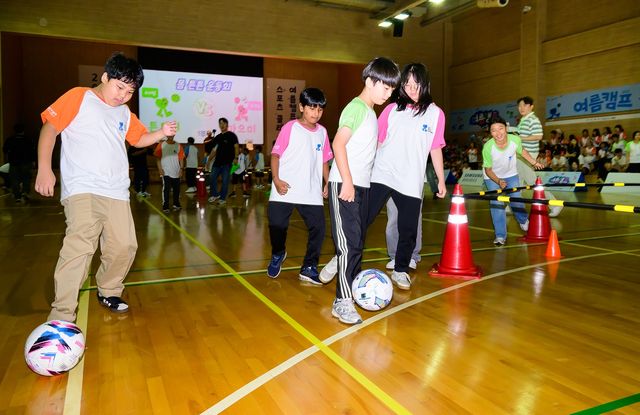 삼성 다문화청소년 클래스에서 축구하는 청소년들