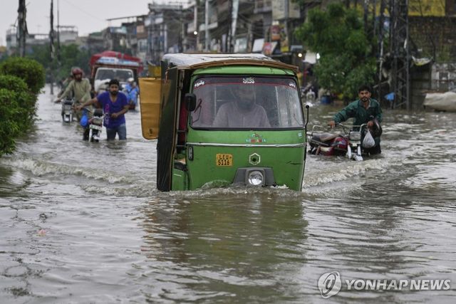 지난달 23일 몬순 폭우로 홍수 난 파키스탄 북동부 라호르시 