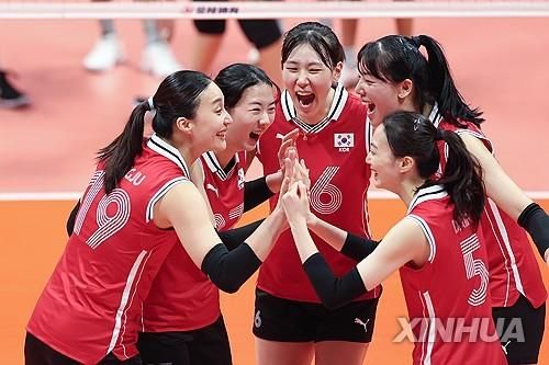 한국 여자배구 국가대표로 활약하던 시절의 표승주(19번)