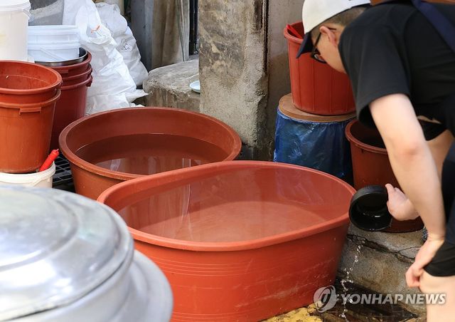 증평읍 전역 단수…대야에 물 받아놓은 상인들