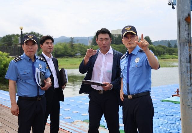 현장 점검 중인 김성종 청장(맨 오른쪽)