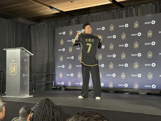 등번호와 이름 새겨진 LAFC 유니폼 들고 웃는 손흥민 