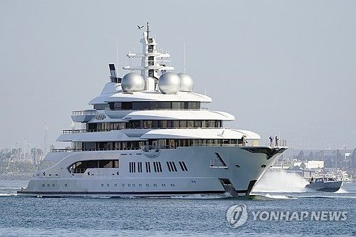 미 샌디에이고항에 정박중인 아마데아호