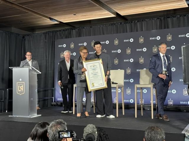 손흥민에게 감사장 전달한 캐런 배스 LA시장