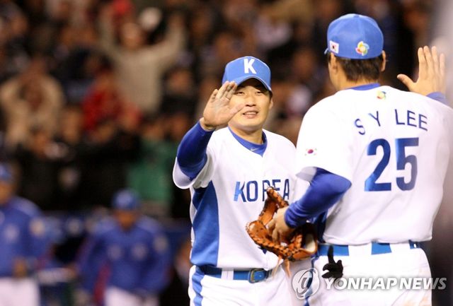 승리 환호하는 오승환과 이승엽