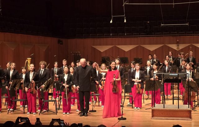 연주를 마친 뒤 인사하는 클라라 주미 강