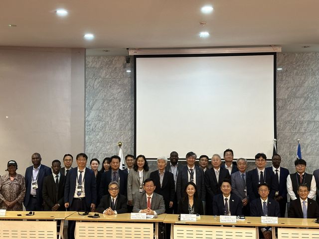 여야 의원단과 함께 기념촬영하는 세계코리아포럼2025 참석자들