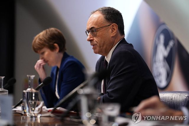 기자회견 하는 베일리 총재와 통화정책위원들