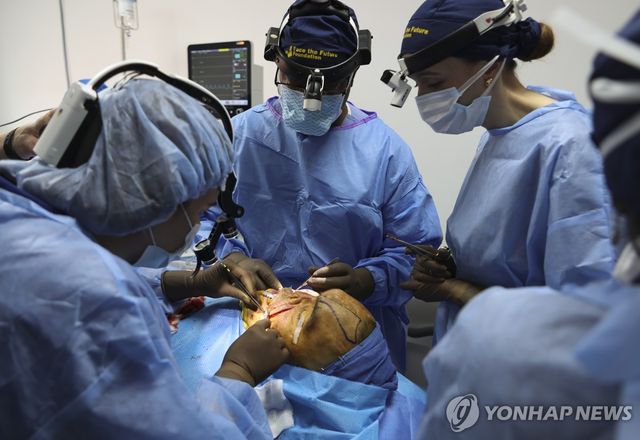 작년 4월 우크라이나 서부 이바노프란키우스크의 한 병원에서 의료진이 부상당한 우크라이나 병사를 수술하는 모습.[EPA=연합뉴스. 재판매 및 DB 금지]