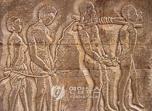 포획되어 노예로 팔려 가는 과거 아프리카인들