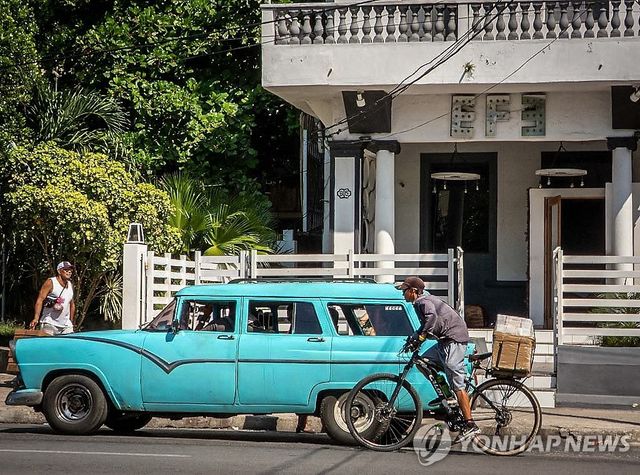 쿠바 혁명가 피델 카스트로의 손자가 소유한 아바나의 바 입구