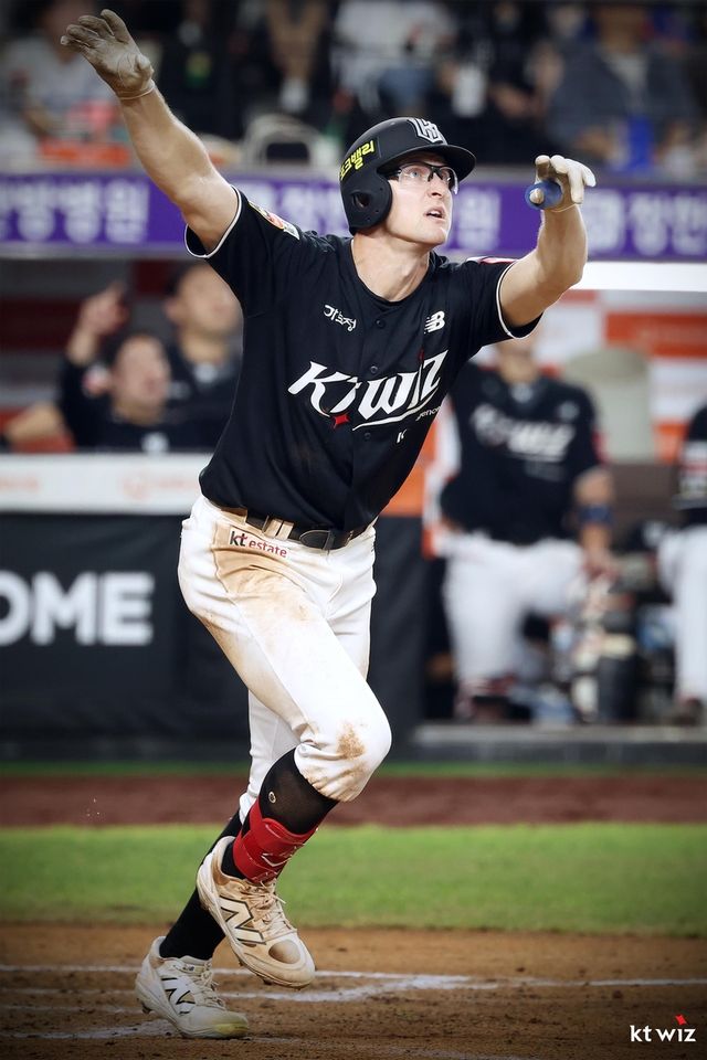 솔로홈런 친 kt의 스티븐슨