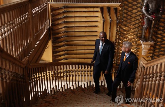 치브닝 하우스에서 인도 외무장관 맞이하는 래미 장관