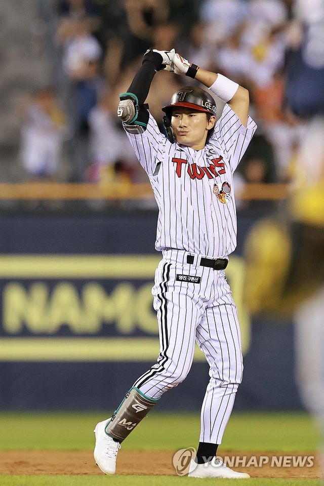 신민재, 역전 만드는 3타점 적시 2루타