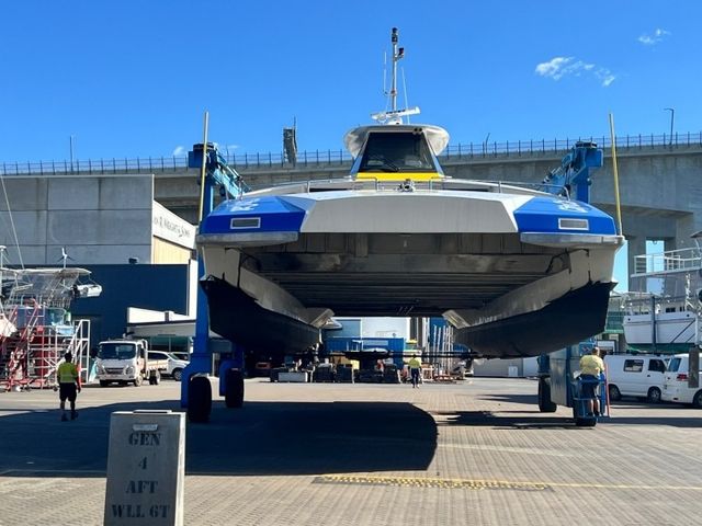 대형 크레인에 실려 운반 중인 '시티캣'