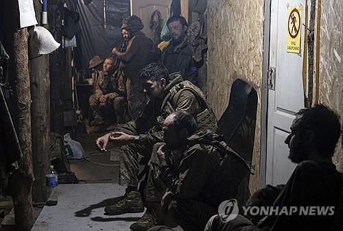 대피소에서 휴식중인 우크라이나 장병들 