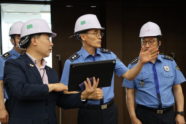 현장 점검 중인 김성종 청장(가운데)