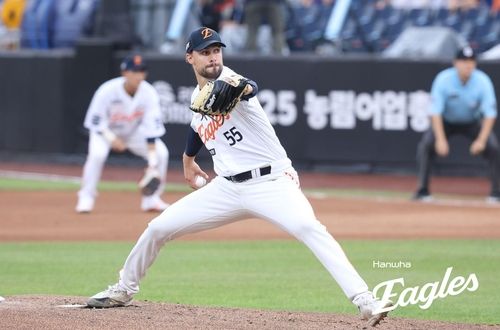 kt전에 선발 등판해 역투하는 한화의 와이스