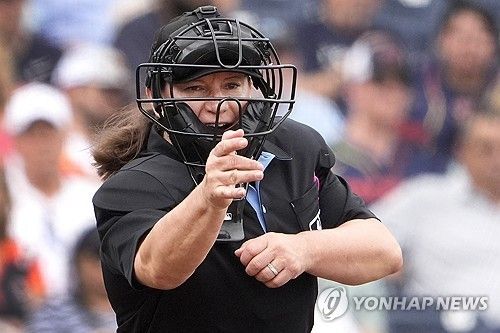 메이저리그 시범경기 주심으로 나선 젠 파월