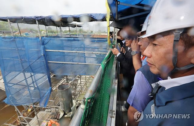 사고 현장 살펴보는 송치영 포스코이앤씨 사장