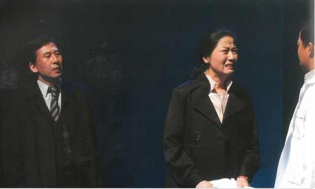 연극 '엄마를 부탁해'에서 열연하는 배우 서이숙(가운데)