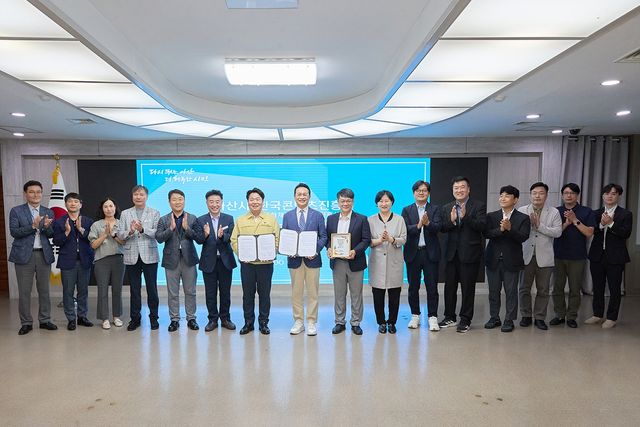 기념촬영하는 오세현 시장(왼쪽 7번째)과 관계자들