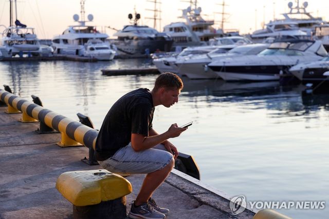 러시아 소치에서 휴대전화 보는 남성