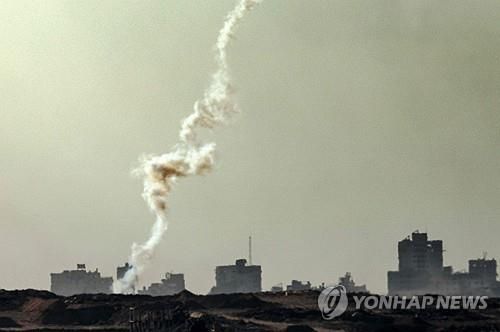 로켓 공격으로 연기 피어오르는 가자지구 
