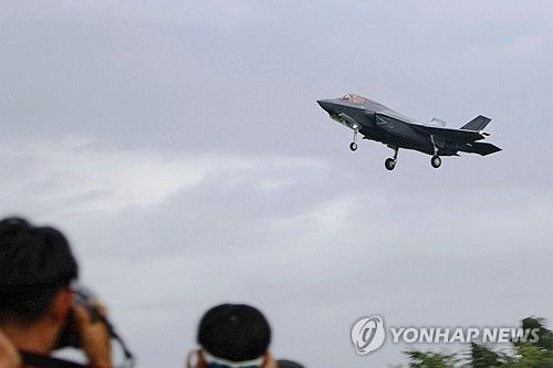 일본항공자위대에 인계돼 뉴타바루 공군기지에 착륙하는 F-35B 전투기