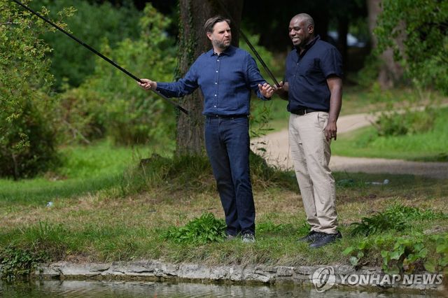 치브닝 하우스 호수에서 함께 낚시하는 밴스 부통령과 래미 장관