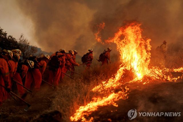 지난 7일 LA 북부 캐스테이크 지역에서 불길과 싸우고 있는 소방관들