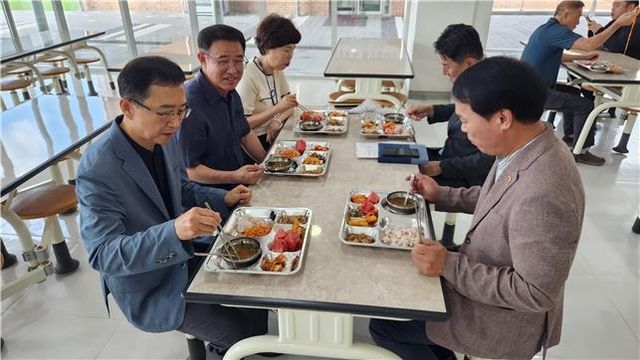 강원체고 찾은 박기영 강원특별자치도의원(오른쪽)