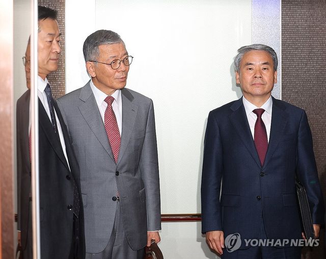 방산협력 관련 회의 참석하는 대사들