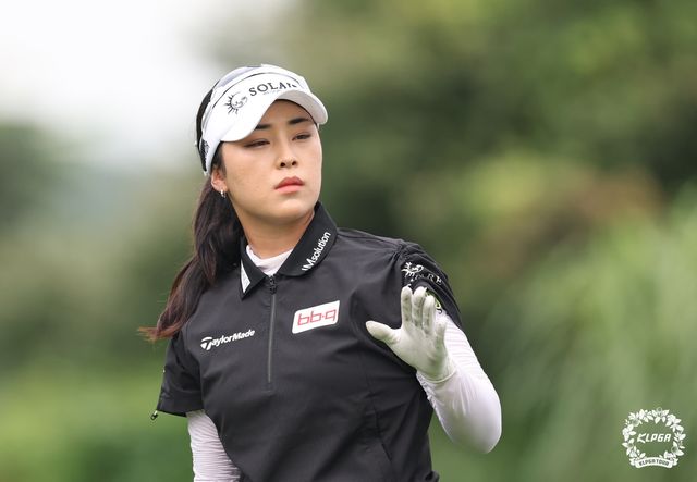 코스를 살피는 윤이나.