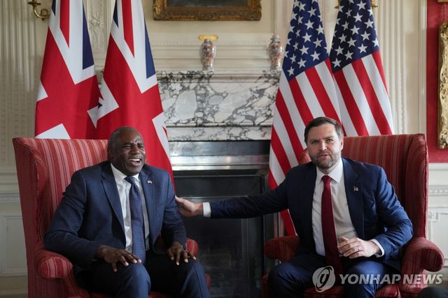 치브닝 하우스의 래미 외무장관과 밴스 부통령