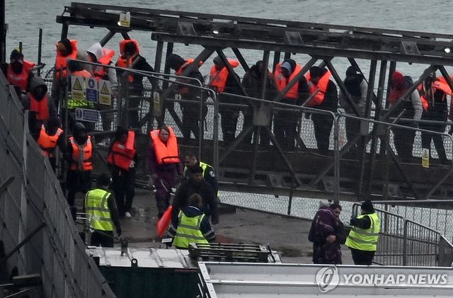 영불해협 건너 영국 땅 밟은 이주민들